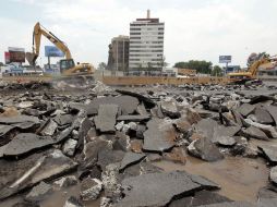 Tras las primeras horas de trabajos, el pavimento alrededor de la glorieta quedó completamente levantado. A. GARCÍA  /