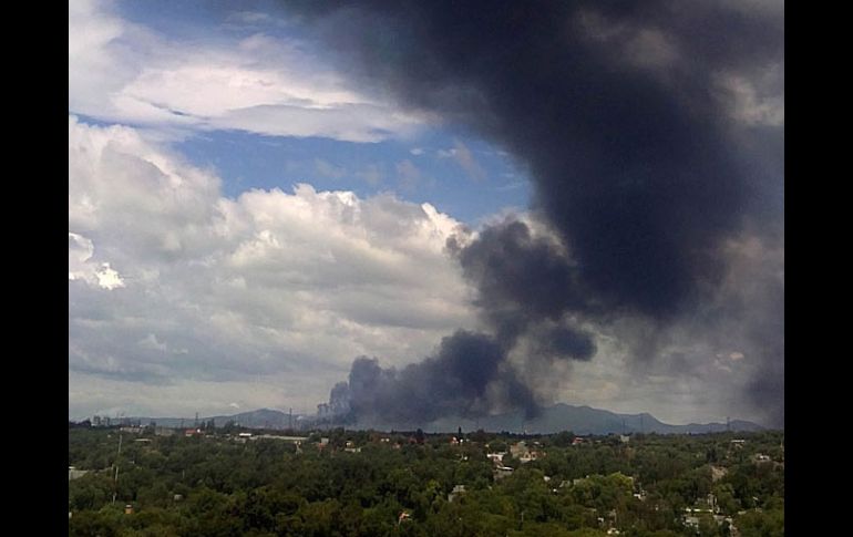 Tras la explosión hubo una gran columna de humo que se pudo apreciar a varios kilómetros de distancia. NTX  /