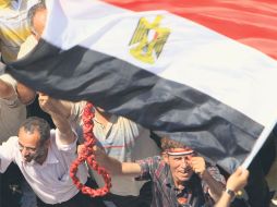 Un manifestante sostiene una soga bajo una bandera egipcia durante una protesta en la Plaza Tahrir, contra Hosni Mubarak. AP  /