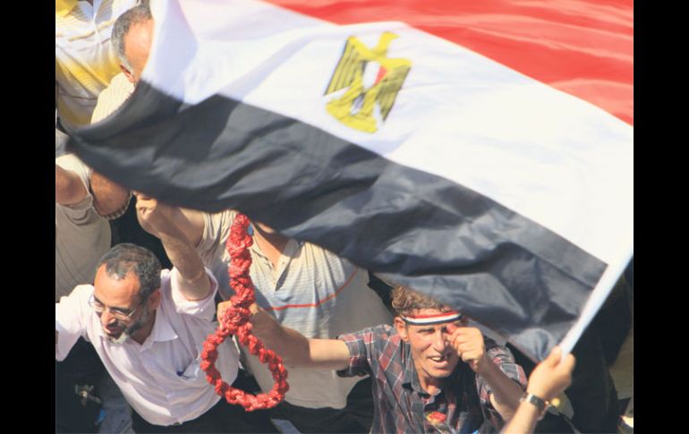 Un manifestante sostiene una soga bajo una bandera egipcia durante una protesta en la Plaza Tahrir, contra Hosni Mubarak. AP  /