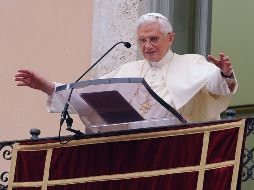 El Papa lee un mensaje durante la tradicional ceremonia dominical del rezo del Ángelus. EFE  /