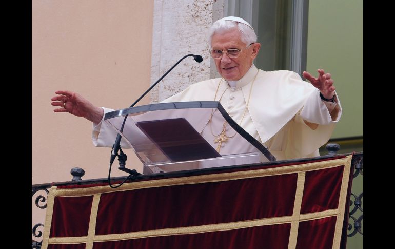 El Papa lee un mensaje durante la tradicional ceremonia dominical del rezo del Ángelus. EFE  /