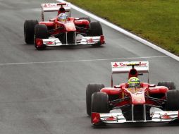 Alonso (izq) y su compañero de escudería Felipe Massa ( der) durante la carrera de Hungaroring. EFE  /