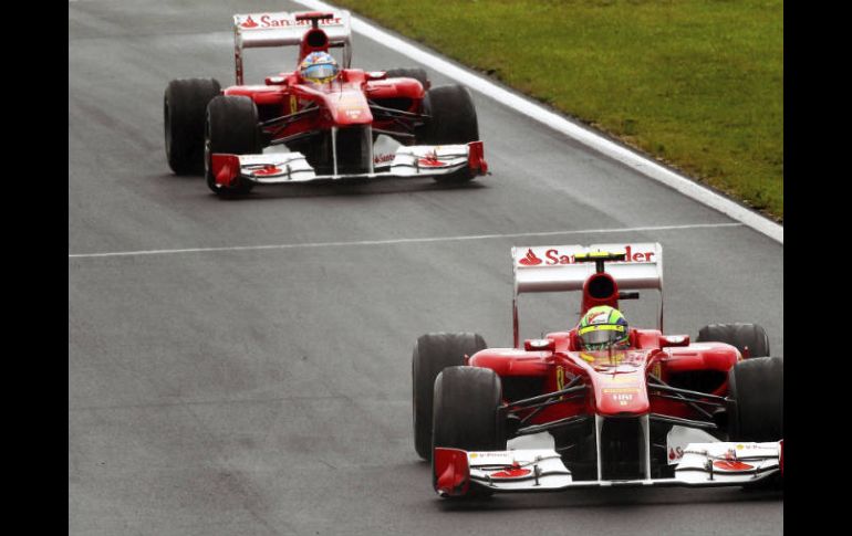 Alonso (izq) y su compañero de escudería Felipe Massa ( der) durante la carrera de Hungaroring. EFE  /