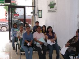 Personas esperando turno en oficinas de la Condusef para presentar queja. NTX  /