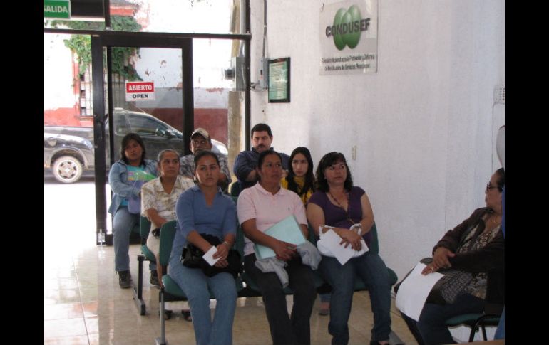 Personas esperando turno en oficinas de la Condusef para presentar queja. NTX  /