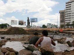 Los trabajos para cambiar el pavimento de la glorieta continúan este domingo. A. HINOJOSA  /