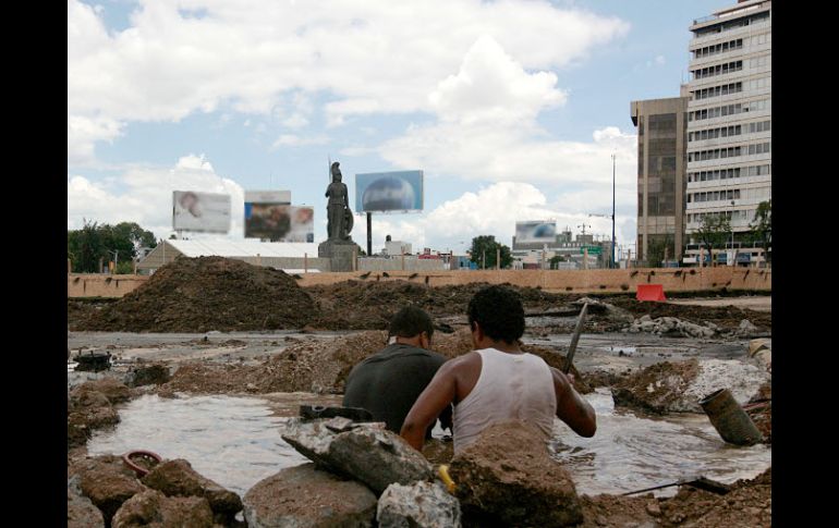 Los trabajos para cambiar el pavimento de la glorieta continúan este domingo. A. HINOJOSA  /