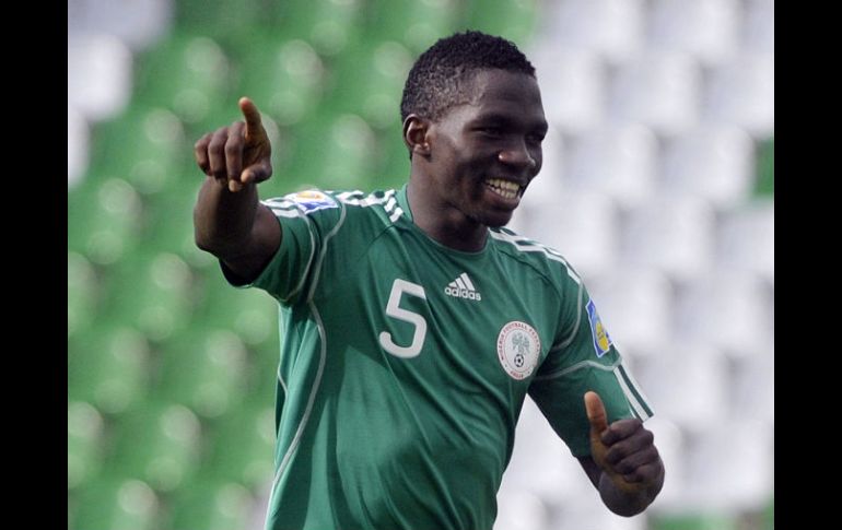 El jugador nigeriano Kenneth Omeruo celebra el tercer gol de su equipo anotado por Abdul Ajagun. EFE  /