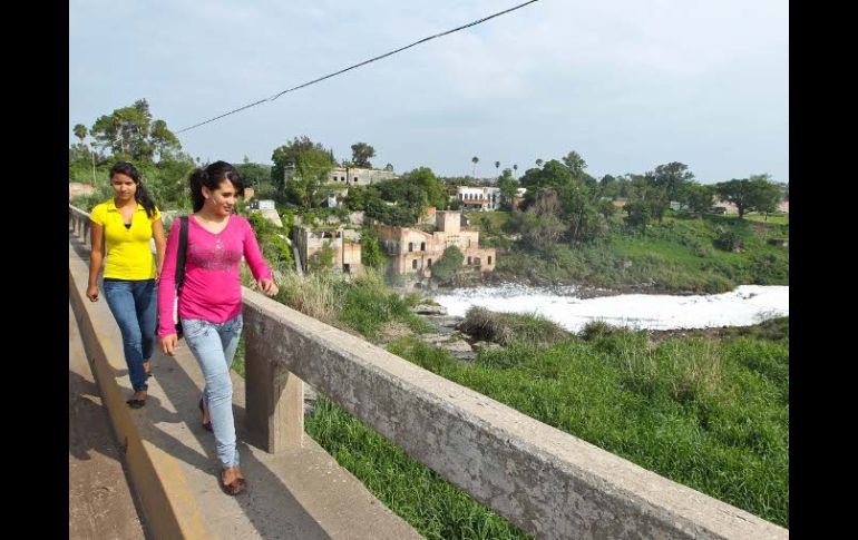 La calidad del agua que corre por el Río Santiago en El Salto y Juanacatlán ha sido cuestionada por varios grupos. E. PACHECO.  /