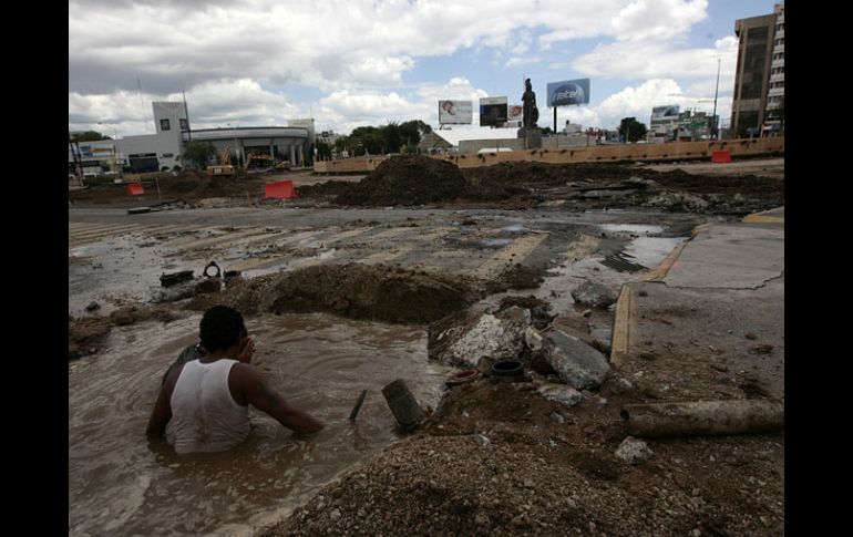 Vialidad propone al Ayuntamiento peatonalizar uno de los cuatro carriles existentes en la glorieta. A. HINOJOSA  /