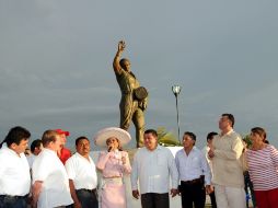 El gobernador de Campeche Fernando Ortega Bernés encabezó el acto de la develación del afamado cantante. NTX  /