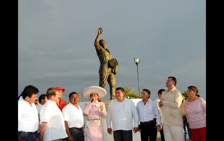 El gobernador de Campeche Fernando Ortega Bernés encabezó el acto de la develación del afamado cantante. NTX  /