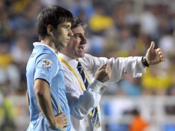 El técnico uruguayo Juan Verzeri (D) da instrucciones al jugador Federico Rodríguez en el partido contra Portugal. EFE  /