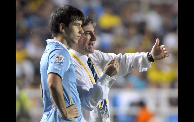 El técnico uruguayo Juan Verzeri (D) da instrucciones al jugador Federico Rodríguez en el partido contra Portugal. EFE  /