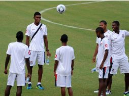 Los jugadores de la selección panameña reconociendo la cancha en que jugarán. AFP  /