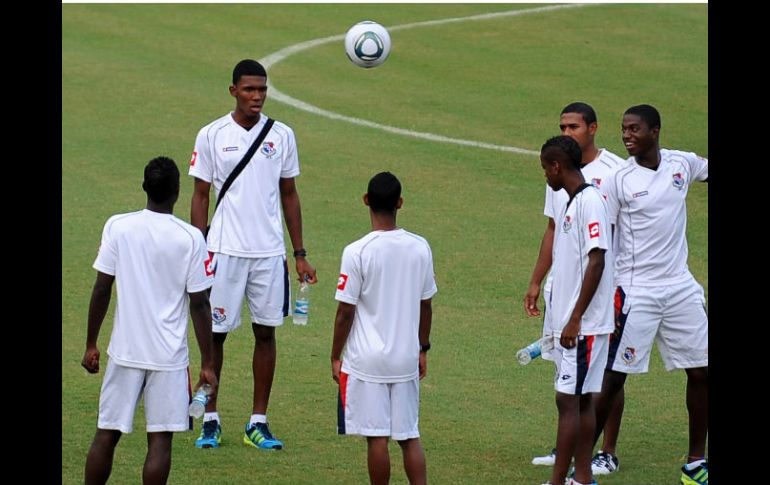 Los jugadores de la selección panameña reconociendo la cancha en que jugarán. AFP  /