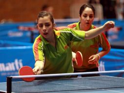 Yadira Silva (D) y Mercedes Madrid durante el Latinoamericano de Tenis de Mesa. MEXSPORT  /