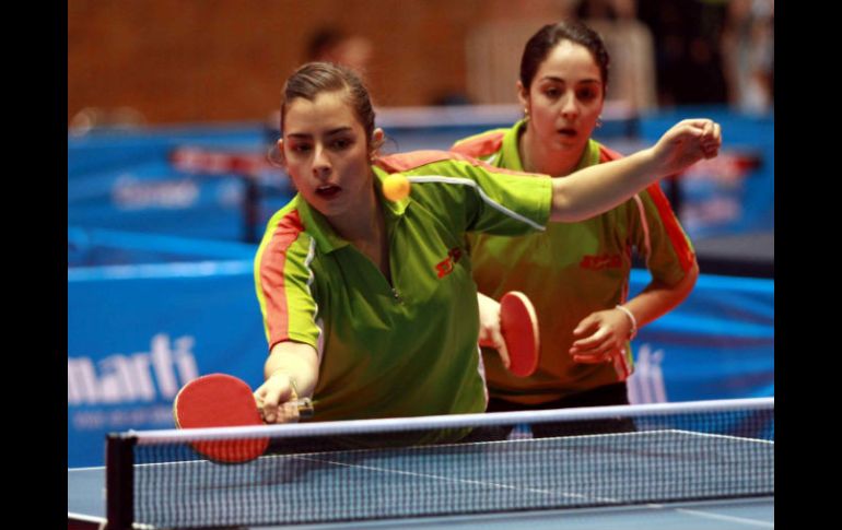 Yadira Silva (D) y Mercedes Madrid durante el Latinoamericano de Tenis de Mesa. MEXSPORT  /