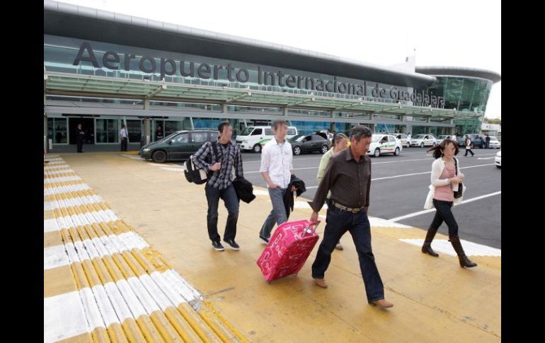 Se instalaron módulos de información y vacunación contra el sarampión en el Aeropuerto Internacional de Guadalajara. A. CAMACHO.  /