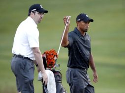 Byron Bell (I), amigo de la infancia de Woods, actuará mientras tanto como su caddie provisional.AFP  /