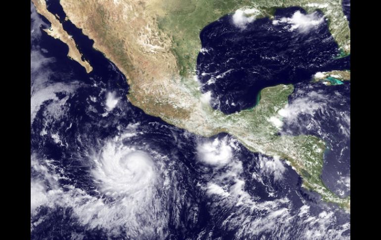 La imagen satelital muestra cómo el huracán 'Eugene' se aleja del territorio mexicano. NTX  /