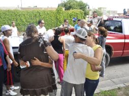 Con lágrimas, familiares residentes del barrio de Oblatos reciben a los menores de manos de las autoridades. ESPECIAL  /