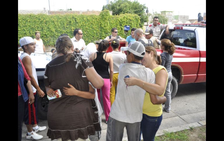 Con lágrimas, familiares residentes del barrio de Oblatos reciben a los menores de manos de las autoridades. ESPECIAL  /