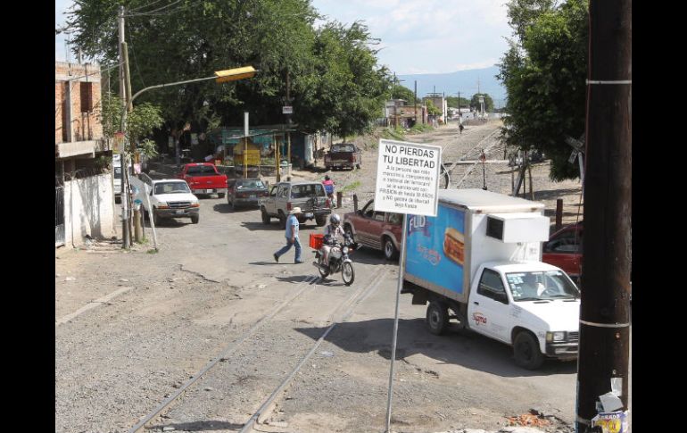 El cruce del ferrocarril en la zona de Las Juntas es uno de los más peligrosos en el país. E. PACHECO  /