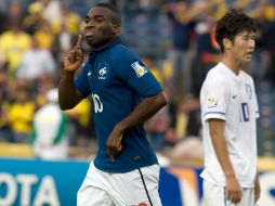 Gilles Sunu, de Francia, festeja su gol ante Corea del Sur. AP  /