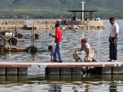 Residentes de Cajititlán ya disfrutan de las nuevas instalaciones alrededor de la laguna. E. PACHECO  /