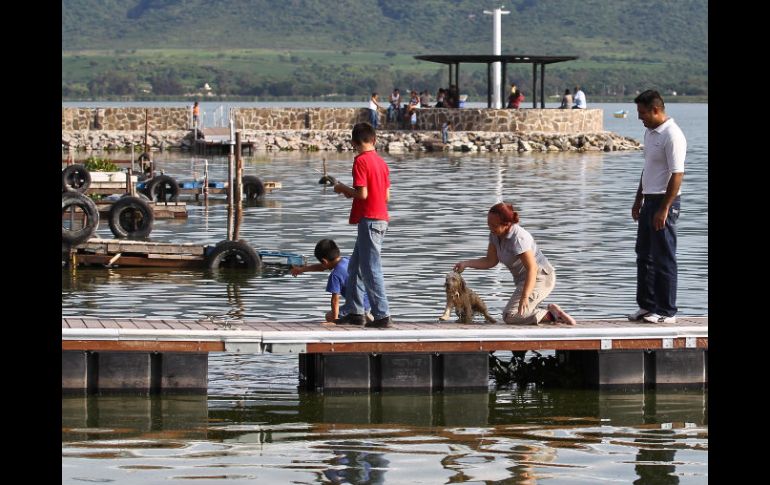 Residentes de Cajititlán ya disfrutan de las nuevas instalaciones alrededor de la laguna. E. PACHECO  /