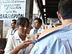 Hasta el momento se han aplicado mil 200 vacunas contra el sarampión en aeropuertos. E. PACHECO  /