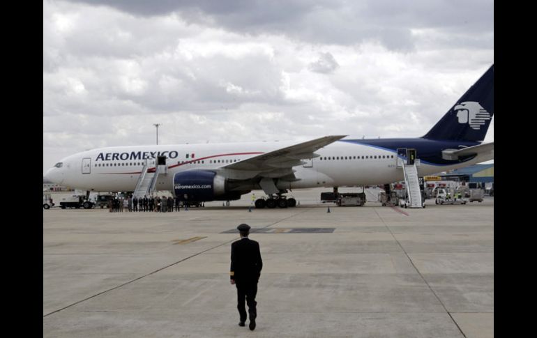 Un Boeing 777 de la compañía mexicana llega al aeropuerto de Baraja; el primer vuelo comercial transatlántico con bioturbosina. EFE  /