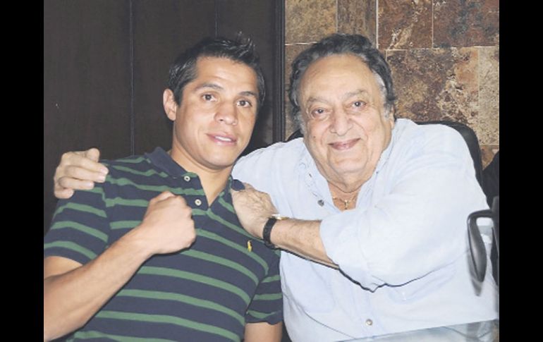 Édgar Sosa y José Sulaimán anunciaron ayer el combate por el título Mosca del CMB ante Pongsaklek Wonjongkam. EFE  /