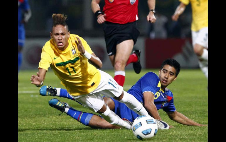 El astro brasileño espera que Neymar se quede en el Santos por lo menos hasta el mundial de Brasil 2014. MEXSPORT  /