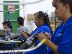 Las mediciones sobre la actividad industrial han venido registrando bajas en el segundo trimestre de 2011. AFP  /