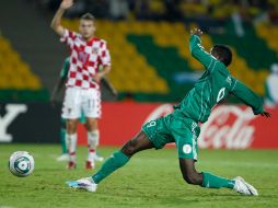 El nigeriano Olarenwaju Kayode tira para anotar en la portería de Croacia. AP  /