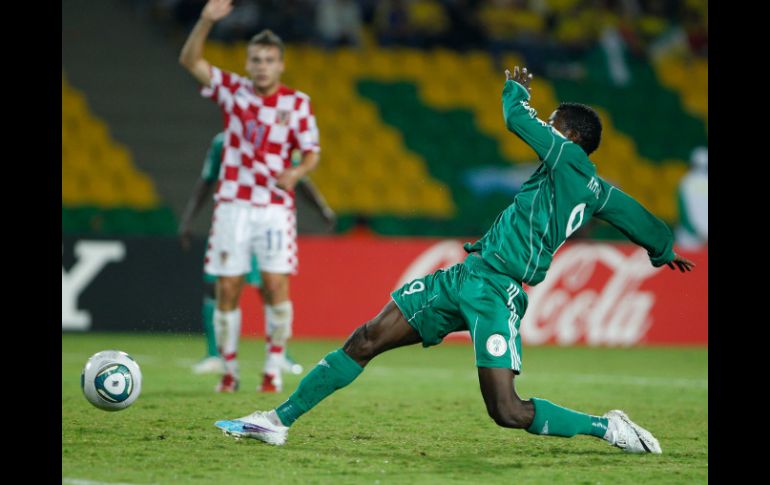 El nigeriano Olarenwaju Kayode tira para anotar en la portería de Croacia. AP  /