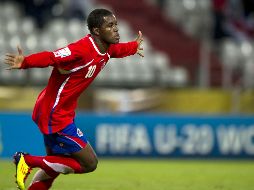 Joel Campbell, de Costa Rica, festeja tras una de sus dos anotaciones en el encuentro. AFP  /