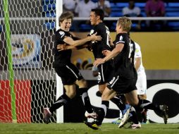 El conjunto de Nueva Zelanda celebra un gol contra Uruguay. EFE  /