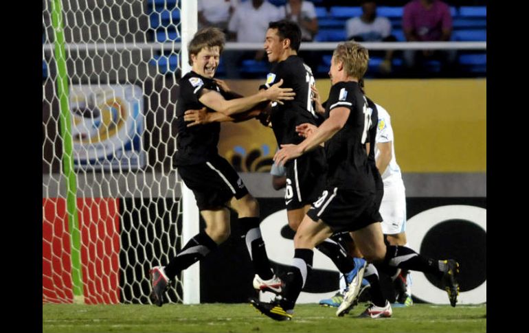 El conjunto de Nueva Zelanda celebra un gol contra Uruguay. EFE  /