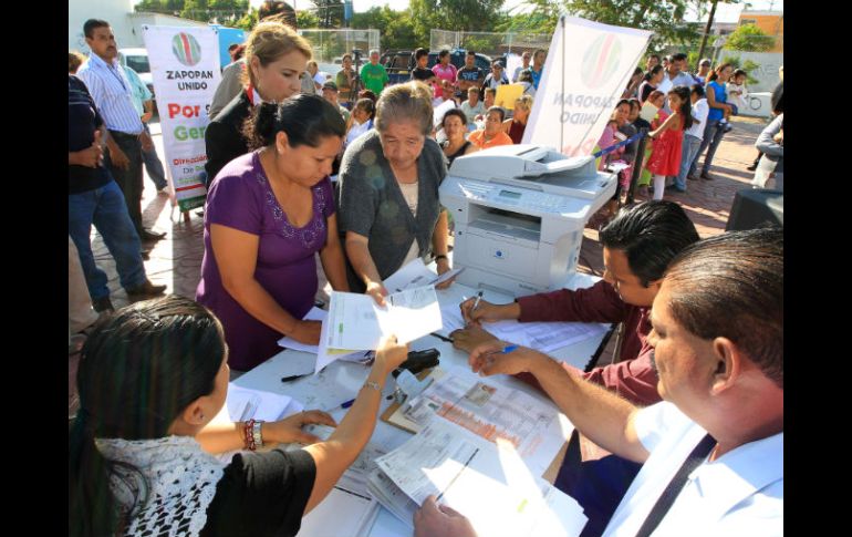 Autoridades zapopanas realizaron el lunes pasado la entrega de apoyos a vecinos de La Martinica. A. CAMACHO  /