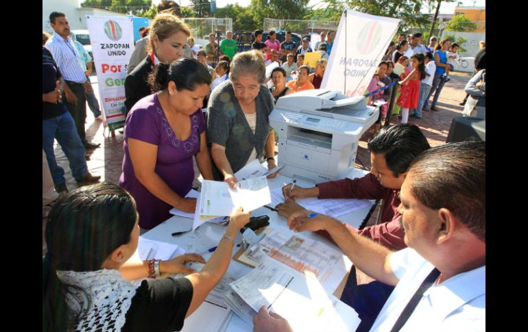 Algunas familias afectadas por la inundación del pasado 13 de julio ya recibieron el apoyo. A. CAMACHO  /