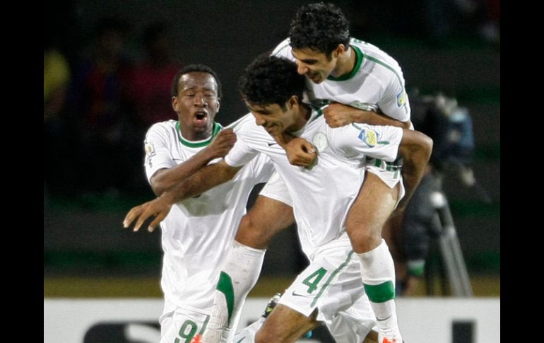 Jugadores de la Selección Sub-20 de Arabia Saudí, celebran en partido ante Guatemala en Armenia, Colombia. AP  /