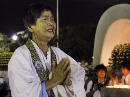 Una mujer reza por la paz, en memoria de las víctimas de la bomba nuclear, en Hiroshima. AP  /