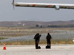 Dos soldados alemanes de las tropas de la OTAN, procedentes del aeropuerto de Pristina, llegan a Slatina. EFE  /