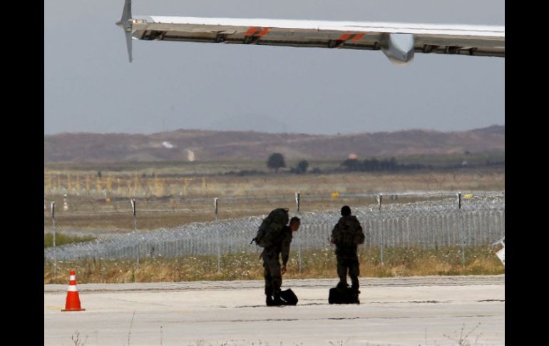 Dos soldados alemanes de las tropas de la OTAN, procedentes del aeropuerto de Pristina, llegan a Slatina. EFE  /