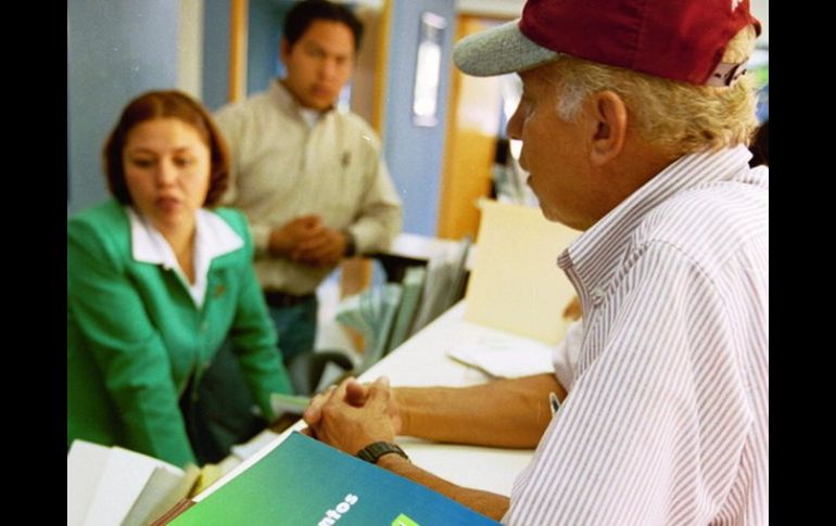 Trabajador en una Afore. En junio, 59.24% de los recursos se invirtió en valores gubernamentales. ARCHIVO  /