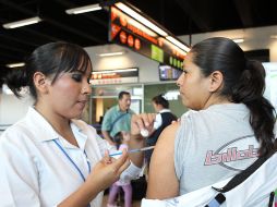 En aeropuertos del país, como el de Guadalajara, se vacuna a los viajantes como precacución. ARCHIVO  /